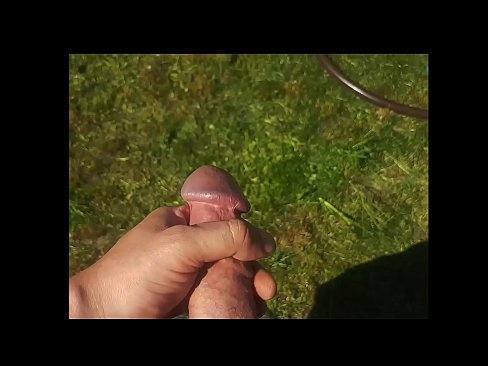 ❤️ Keçika germ di bexçeyek havînê de pisîka xwe ya pembe diqelişe û bi şuştinê dixe. ☑ Pornoya hişk li ku.pornjk.ru ❌❤